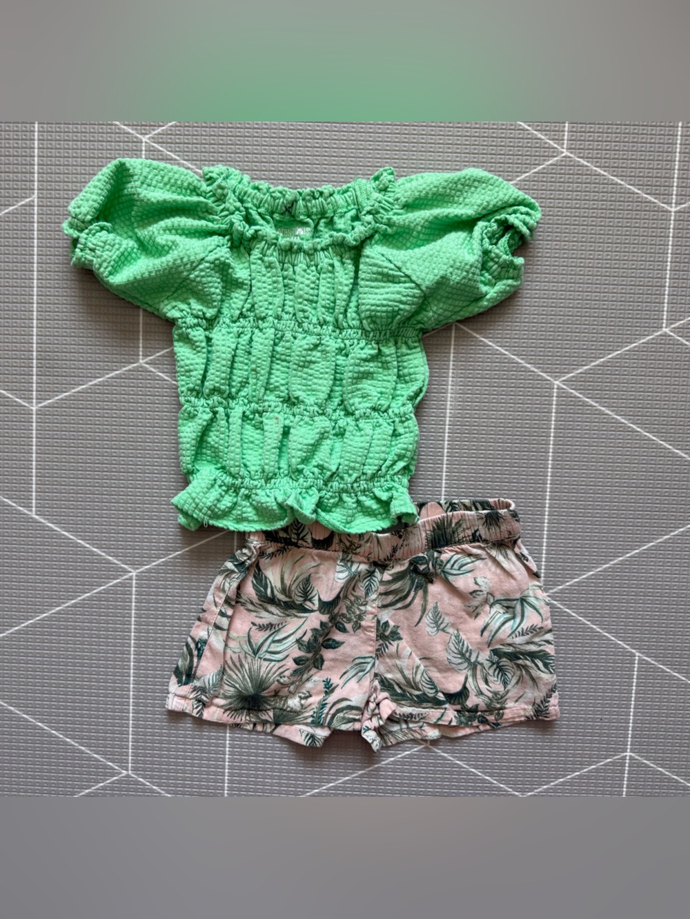 Old Navy|Baby girl/toddler summer set,Smocked lime Green top & Tropical Shorts•